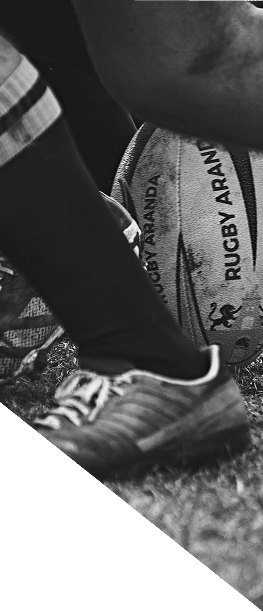 Gros plan sur un ballon de rugby au sol